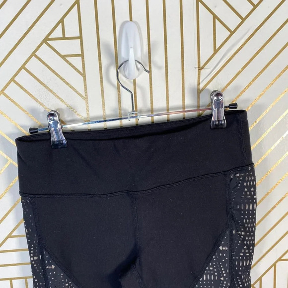 Alo Yoga Charm Capri Leggings Cropped Laser Cut Mesh Stretch Black Size Small - Picture 3 of 10